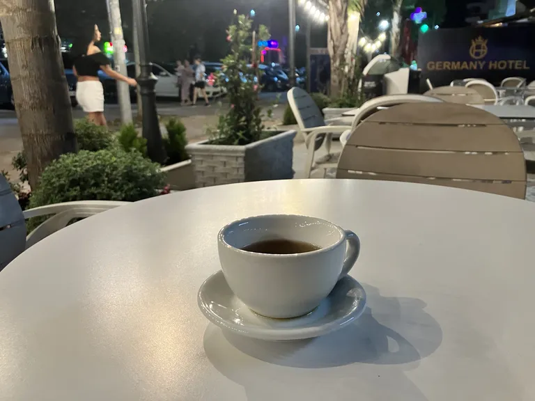Чай мали в албанском кафе