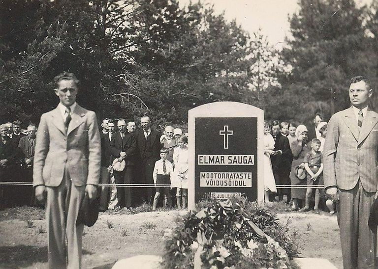 1938. aasta suvistepühal avati Eesti moto-klubi initsiatiivil Elmar Sauga hukkumispaigas Pärnu–Tõstamaa maantee ääres mälestuskivi, mis seisab seal tänini.