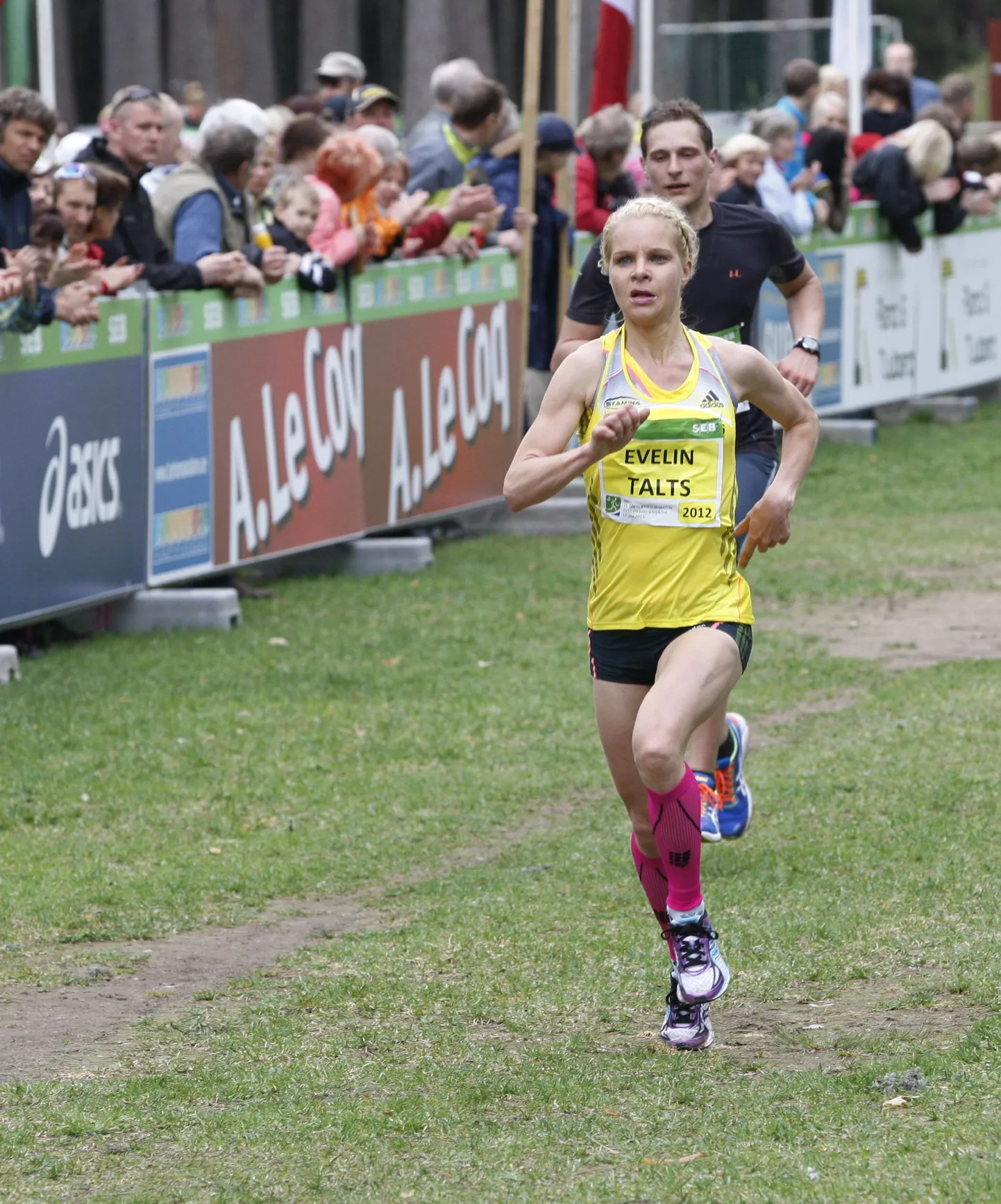 Tartu jooksumaratoni finiš Elvas. Pildil naiste arvestuses 2. koha saavutanud Evelin Talts.