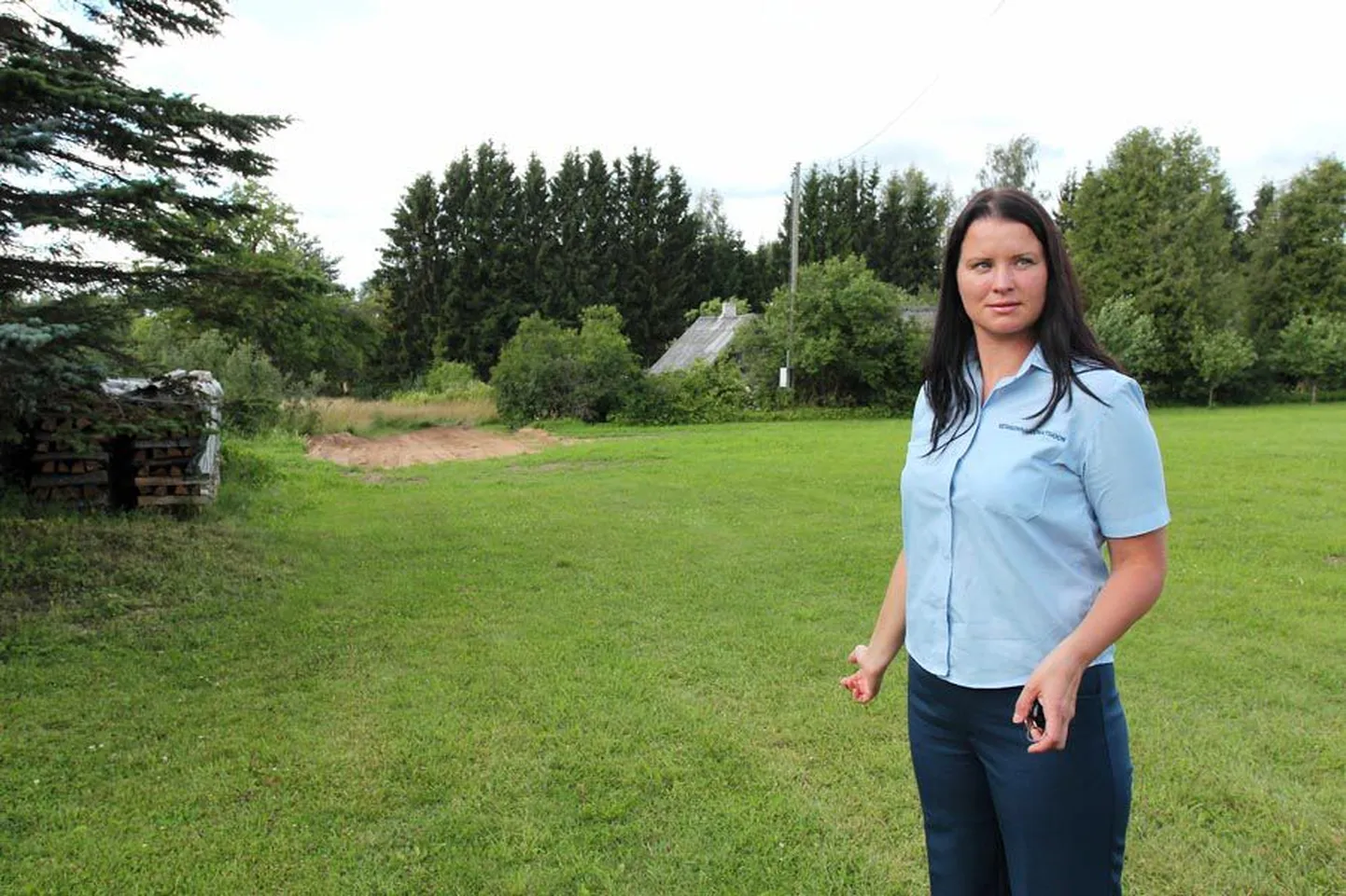 Värskelt niidetud murul seisev keskkonnainspektor Jane Uibopuu on juriidiliselt keset Heina tänavat. Taamal paistab liivane koht, kuhu praht maeti. Ametlikult lõpeb tänav seal, kus on kõrgeks kasvanud rohi. Taamal paistva maja elanikele on see tee ainus võimalus oma majani jõuda.