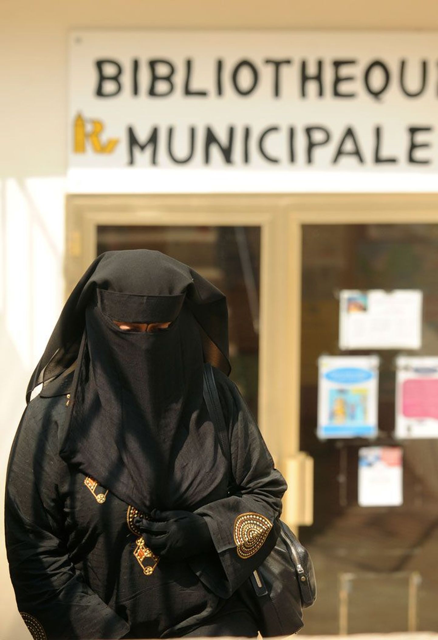 Niqab’i kandev naine augustis Põhja-Prantsusmaal Roncini linnaraamatukogu ees.