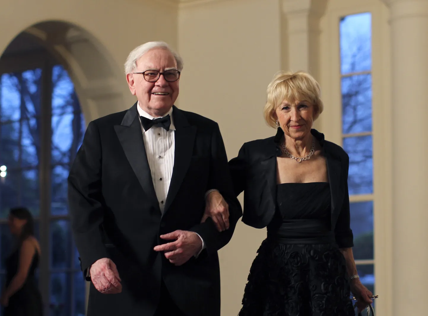 Ärimees Warren Buffett ja tema naine Astrid Menks 2012. aastal saabumas Valges Majas toimunud õhtusöögile.