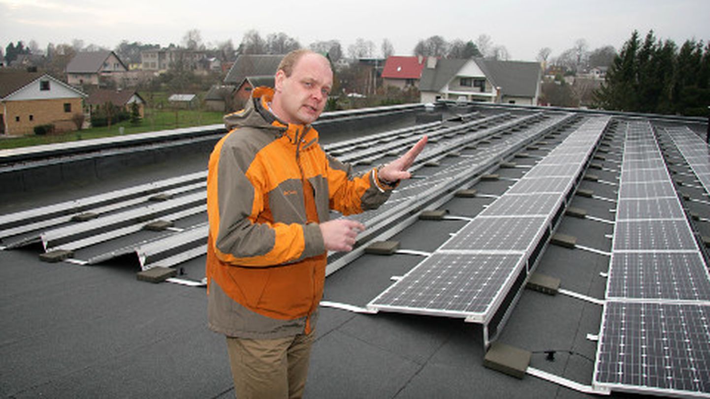 Toila spaahotelli katusele monteeritud päikesepaneelid moodustavad kokku kuni 30 kW võimsusega elektrijaama. "Proovime läbi eri tõusunurki ja katsetame tootlikkust," selgitas projektijuht Elvo Preesalu.