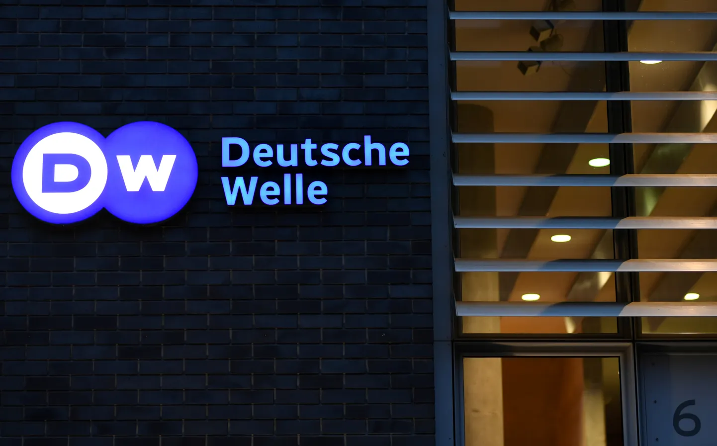 Vācijas starptautiskās raidsabiedrības “Deutsche Welle” logo.