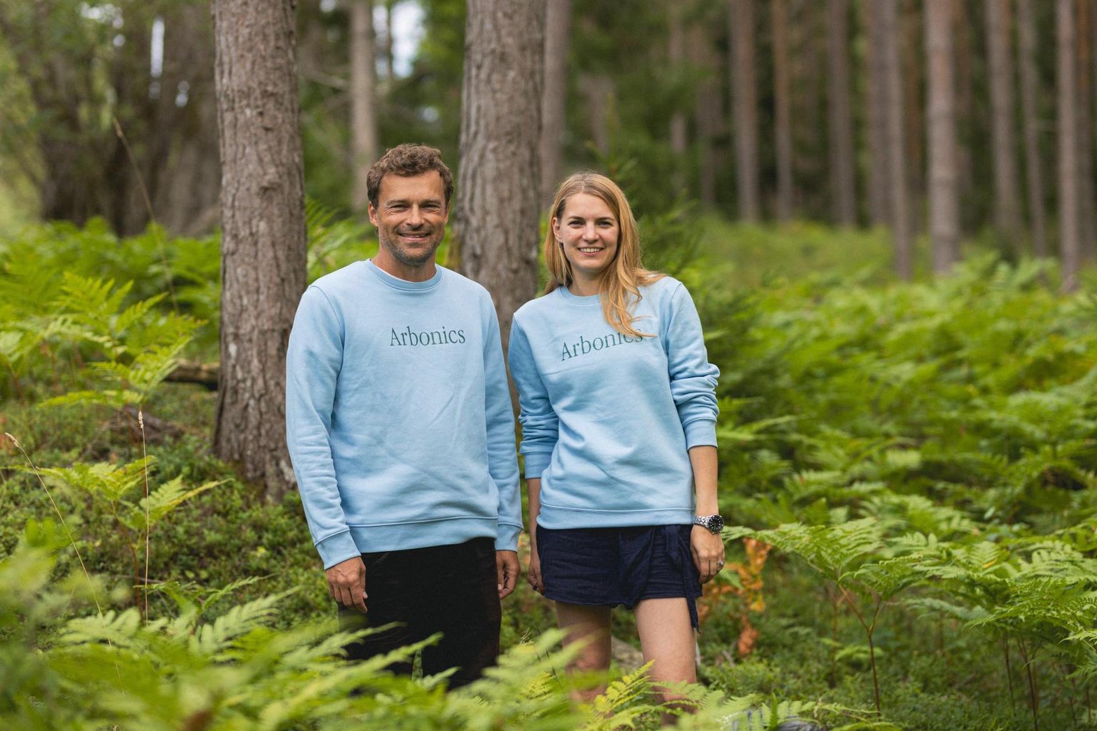 Arbonicsi asutajad Kristjan Lepik ja Lisett Luik otsivad metsast raha.