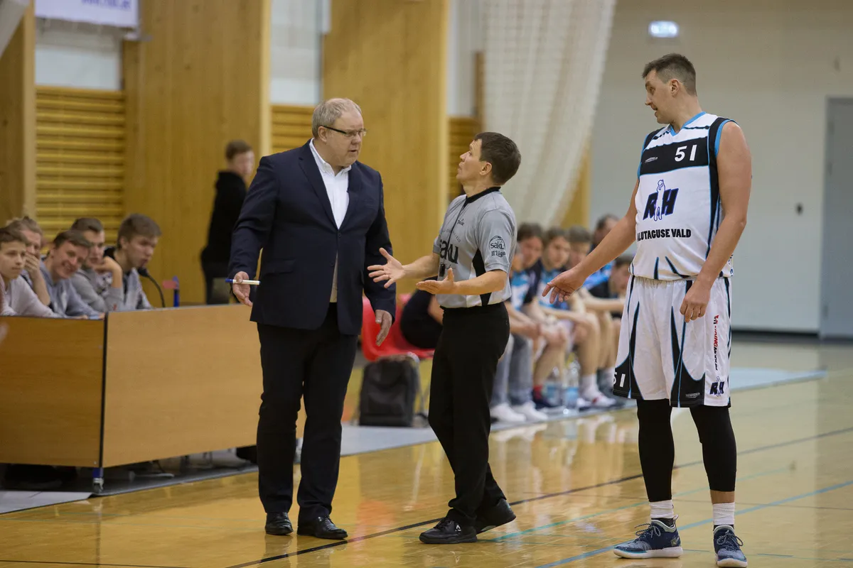Kohtunik Toomas Nõmmiste jahutab siin Keila treeneri Peep Pahvi ja Reinar Halliku meeli.
