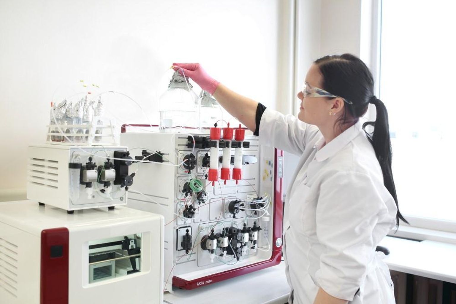 Solis BioDyne’i tehnoloogiaspetsialist Jana Eensalu ettevõtte kromatograafiga ensüüme puhastamas.