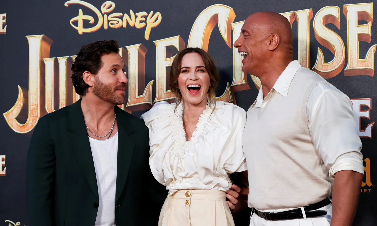 Näitlejad Edgar Ramirez, Emily Blunt ja Dwayne Johnson filmi «Džungliseiklus» esilinastusel 24. juulil 2021 Californias.