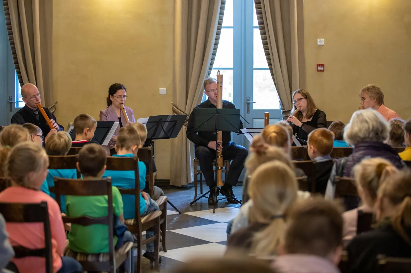 Plokkflöödiansambel Gamut Consort andis muusikapäeva puhul ühe kontserdi Heimtali põhikoolis.