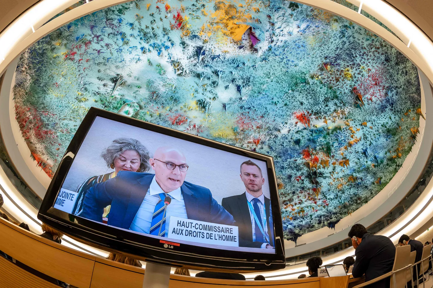 ÜRO inimõigusvolinik Volker Türk ekraanil Miquel Barcelo maali taustal.