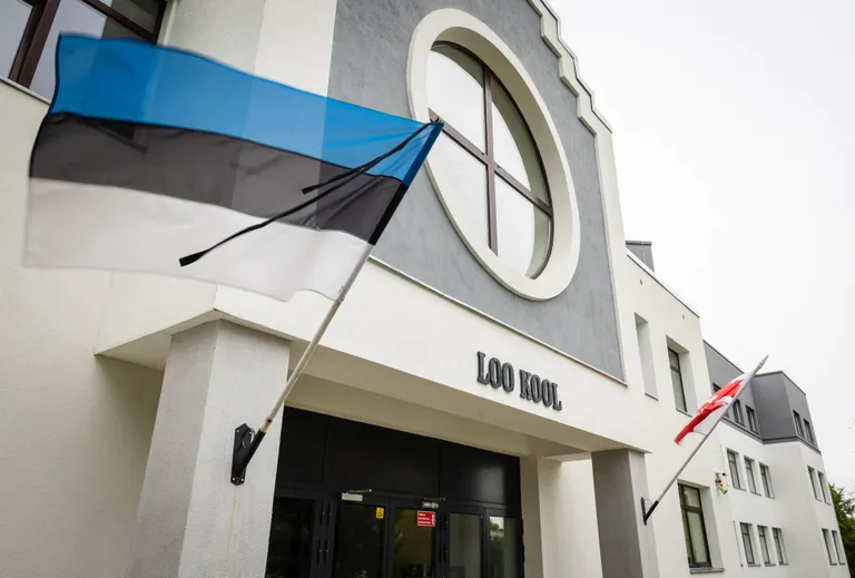 Loo kooli peasissepääsu juures lehvis leinalipp hukkunud õpilase mälestamiseks.