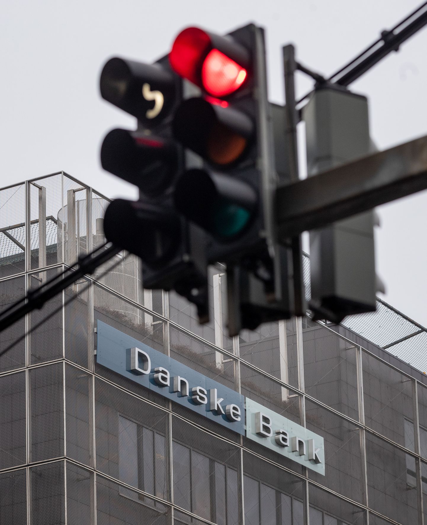 Finantsinspektsiooni Danske Bankile ettekirjutuse, mille järgi peab pank enda tegevuse Eestis lõpetama kaheksa kuu jooksul.