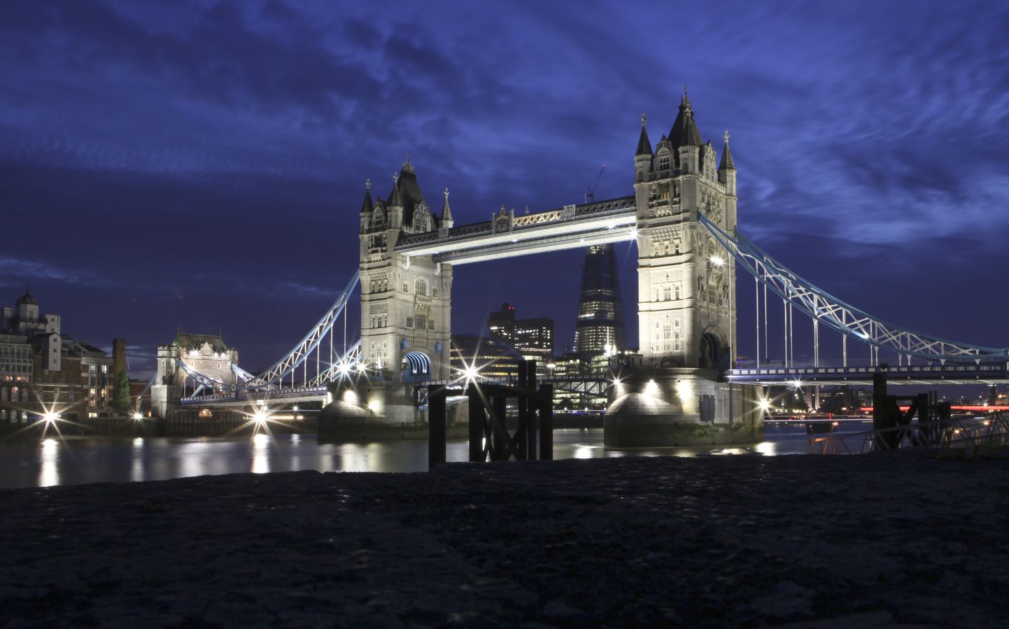Skats uz Londonas "Tower Bridge" tiltu.