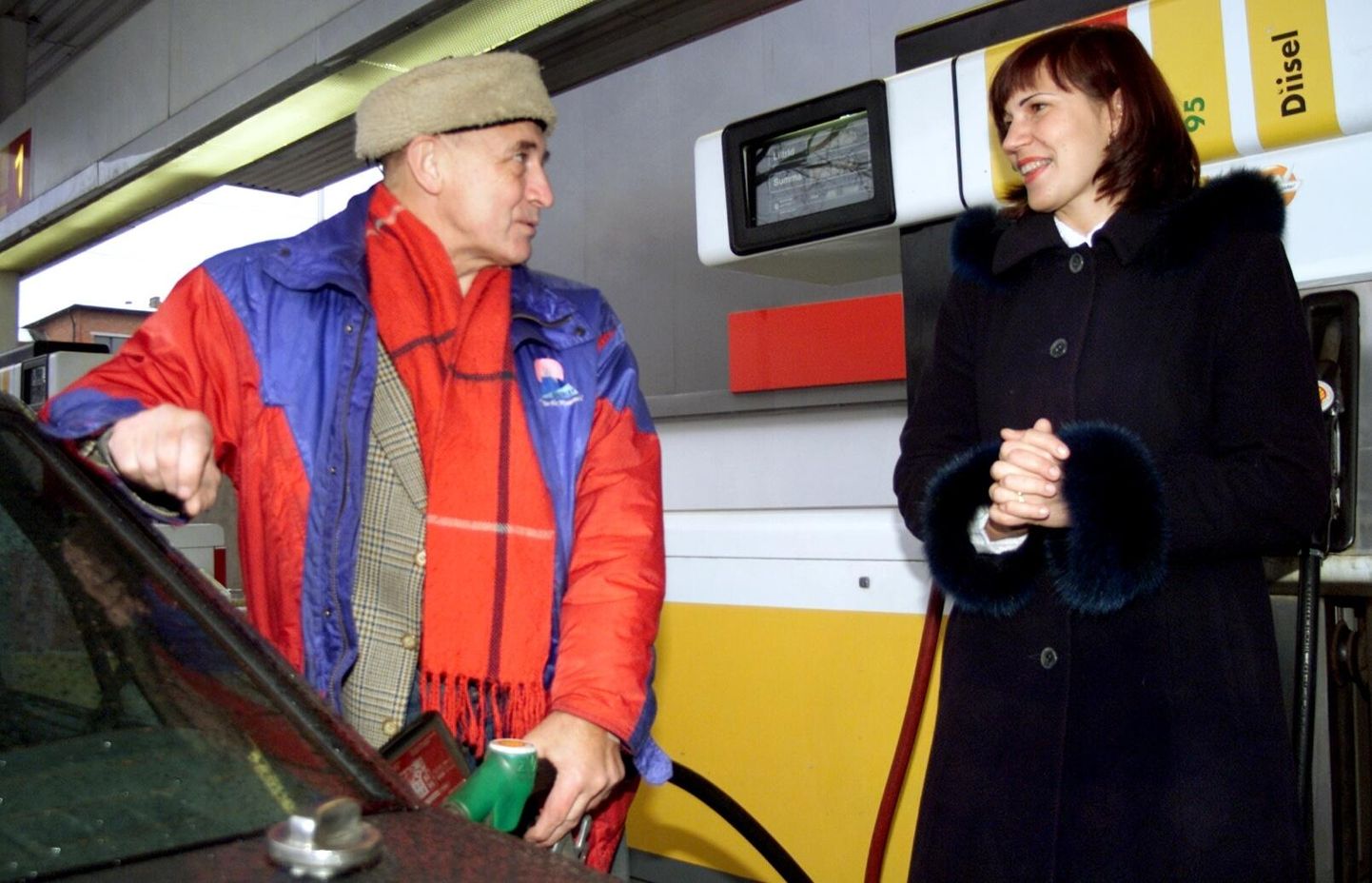 20. november 2002. Valter Parve täidab isiklikult viisaka autojuhi Maire Rumaski autopaaki preemiabensiiniga.