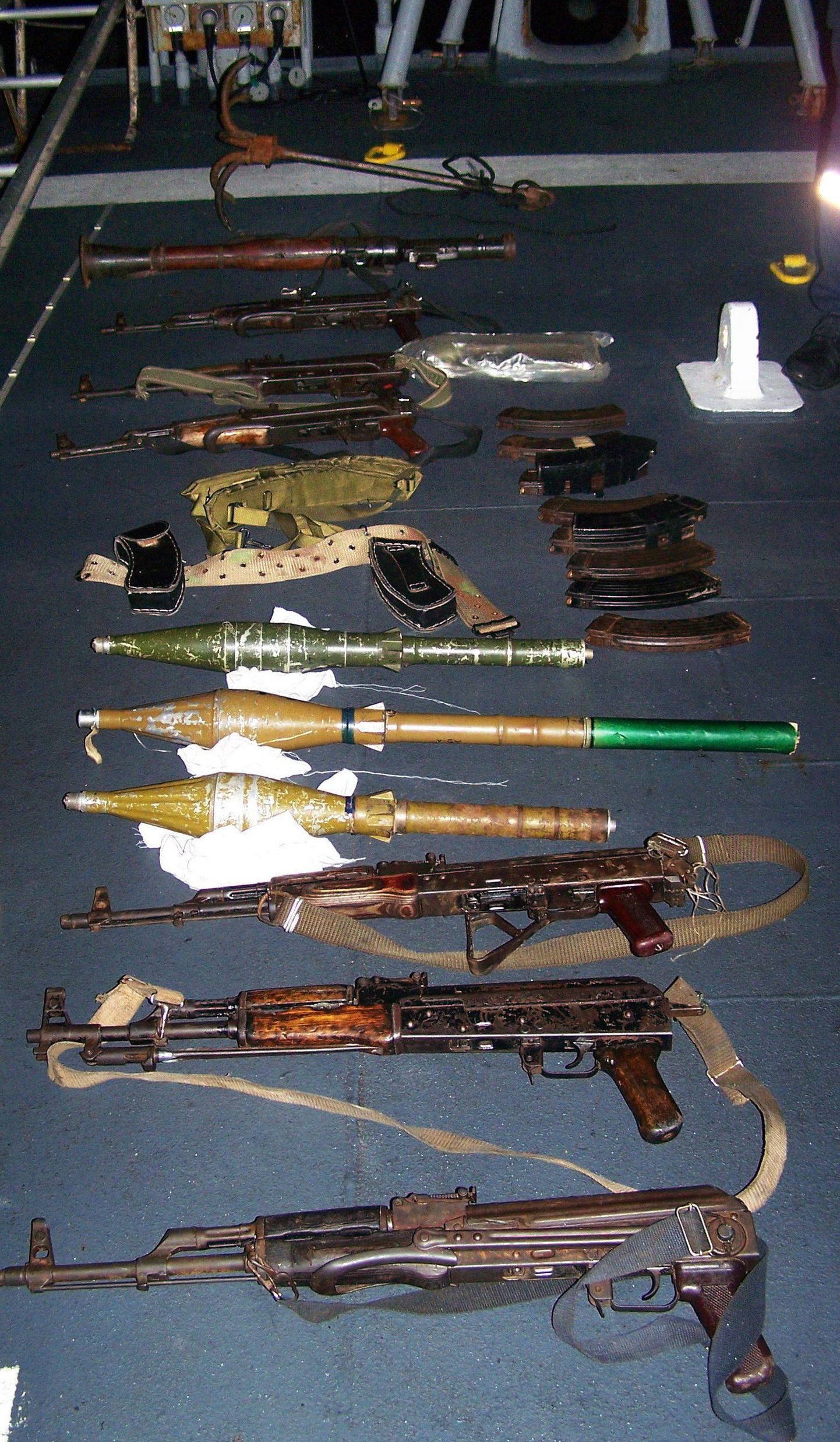 Prantsuse mereväe poolt somaallastelt konfiskerritud relvad.