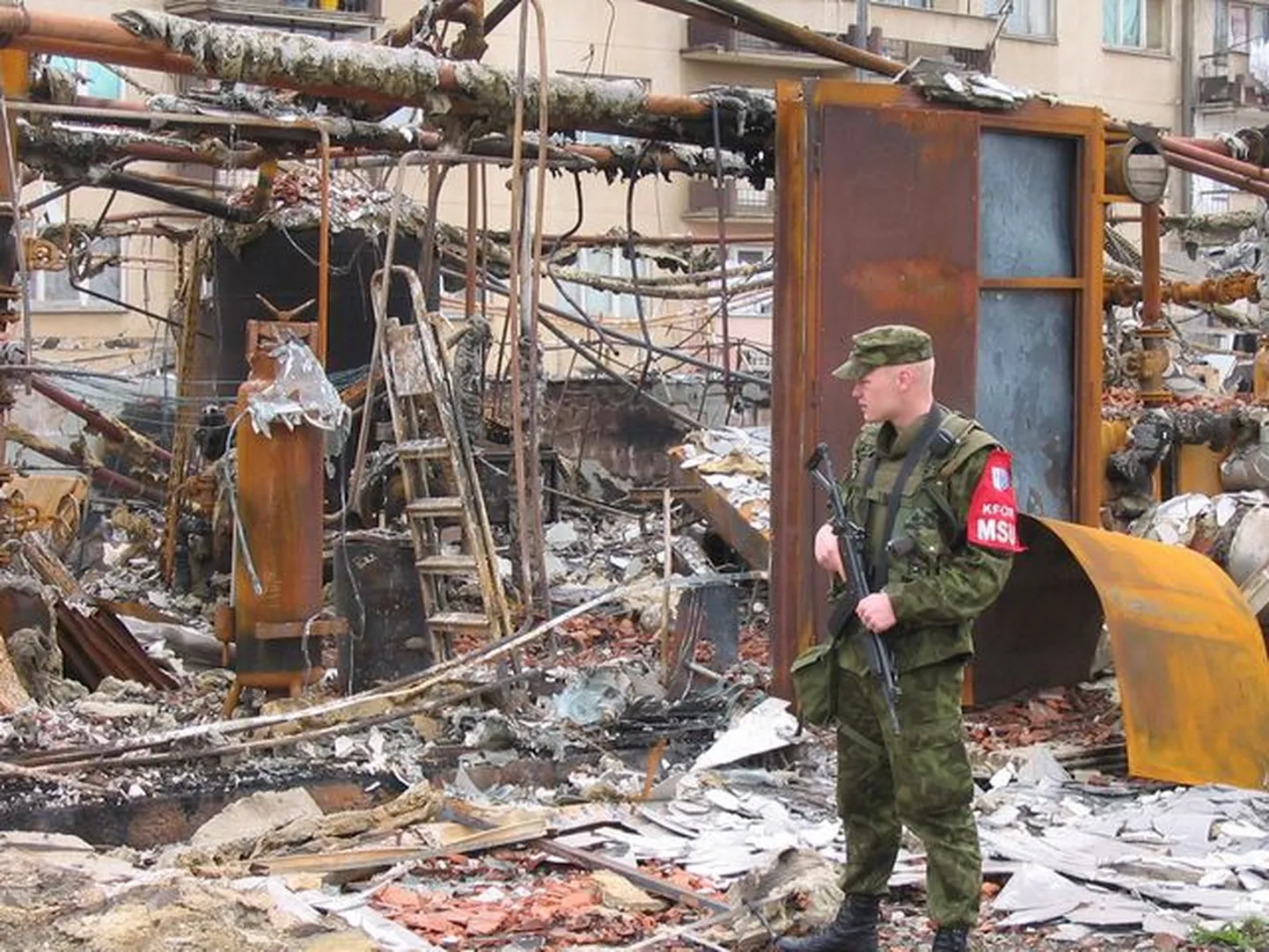Miski ei lähe raisku: 2004. aastal olid pinged Kosovo albaanlaste ja serblaste vahel nii suured, et esimesed põletasid maha teiste haigla. Nooremveebel Lensment julgestas sõjaväepolitsei rühma ESTPATROL-9 koosseisus serblastest haiglapersonali, kui viimased otsisid mahapõlenud haigla rusude vahelt kasutuskõlblikke vahendeid, et eskortida need Priština lähedusse serblaste külla, kus leitu uuesti kasutusse võetakse.