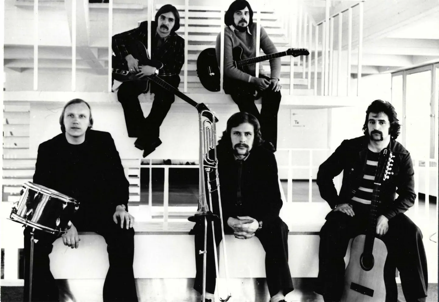 Pärnu kultuuri- ja puhkepargi tantsuansamblist 1977. aastal välja kasvanud Keeris sanatooriumi Tervis fuajees. Vasakult: Valdur Tamm, Ats Post, Rein Toots, Jaan Laur, Viktor Hansen.