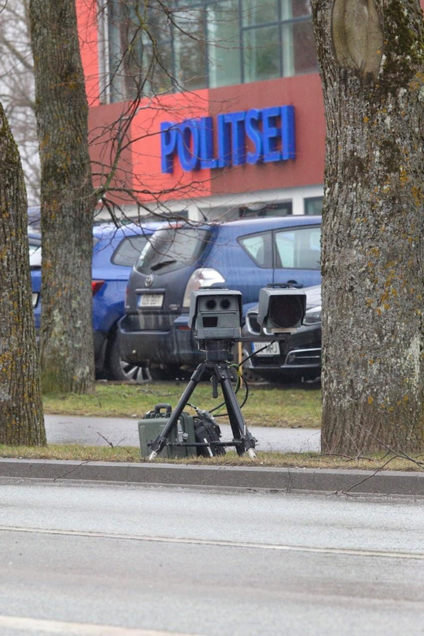 Politsei mobiilne kiiruskaamera mõõtis eile sõidukite kiirust Rakvere politseijaoskonna ees.