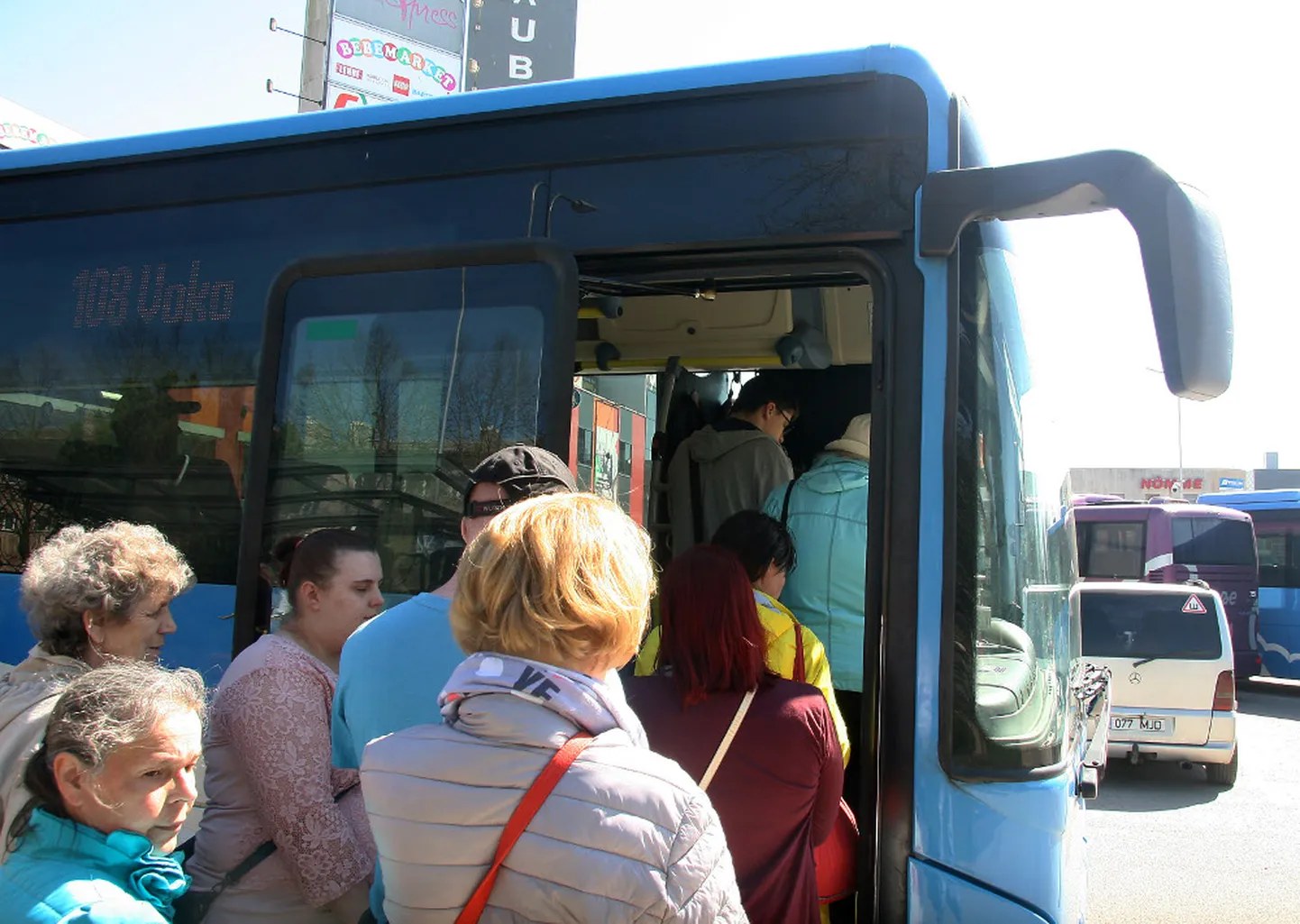 Tasuta lõunad on olemas? Ida-Virumaa omavalitsused läksid transpordiküsimuses lõhki, ent napilt jäid peale tasuta bussisõidu pooldajad.

PEETER LILLEVÄLI