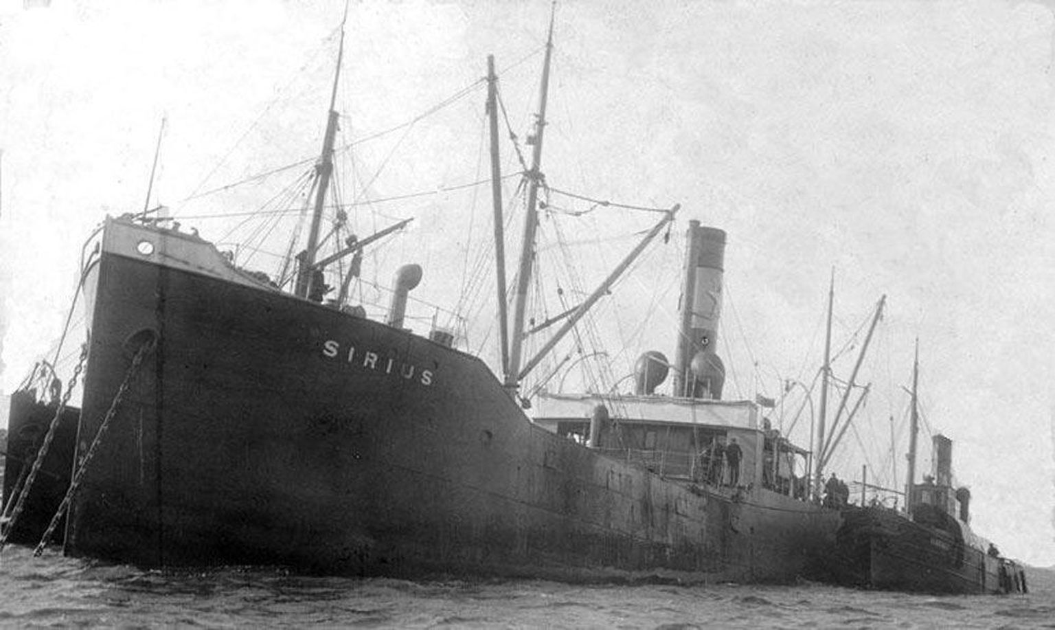 Algselt Siriuse nime kandnud aurik Metallist ehitati 1903. aas­tal Inglismaal. Pärast mitut omaniku­vahetust mobiliseeriti aurik Esi­me­­se maailmasõja päevil Balti laevastikku, kus teda kasu­tati söetranspordiks.