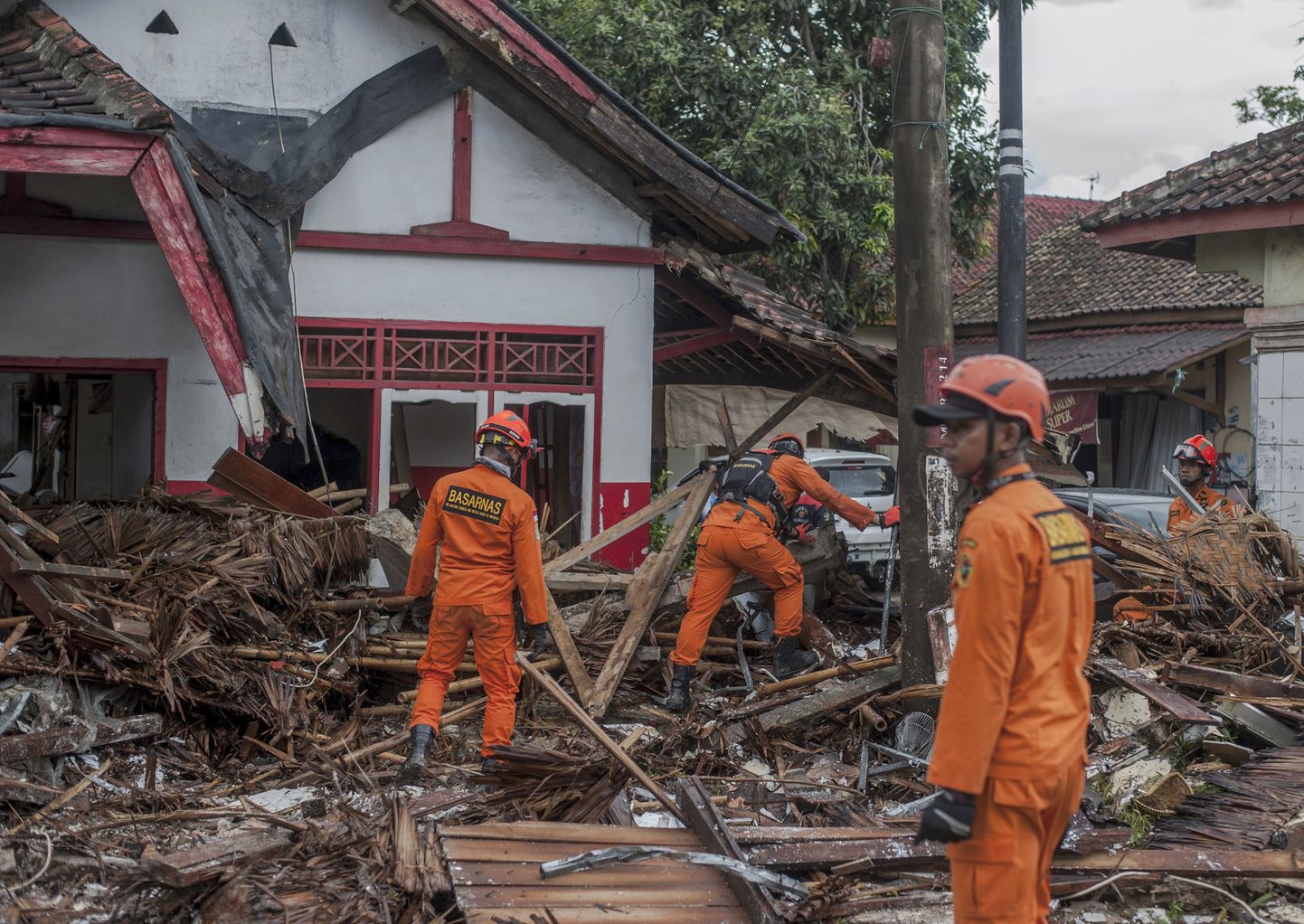 Последствия цунами в Индонезии.