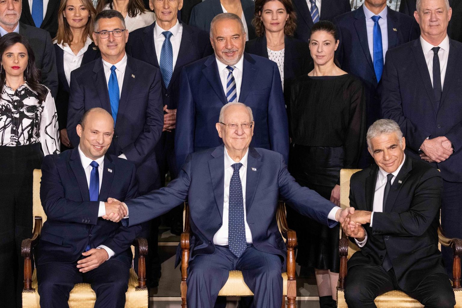 Esireas vasakult paremale: Iisraeli uus peaminister Naftali Bennett, president Reuven Rivlin ja välisministrist asepeaminister Yair Lapid.