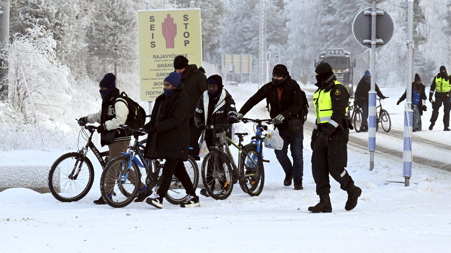 Беженцы на границей между Финляндией и Россией. 21 ноября 2023 года.