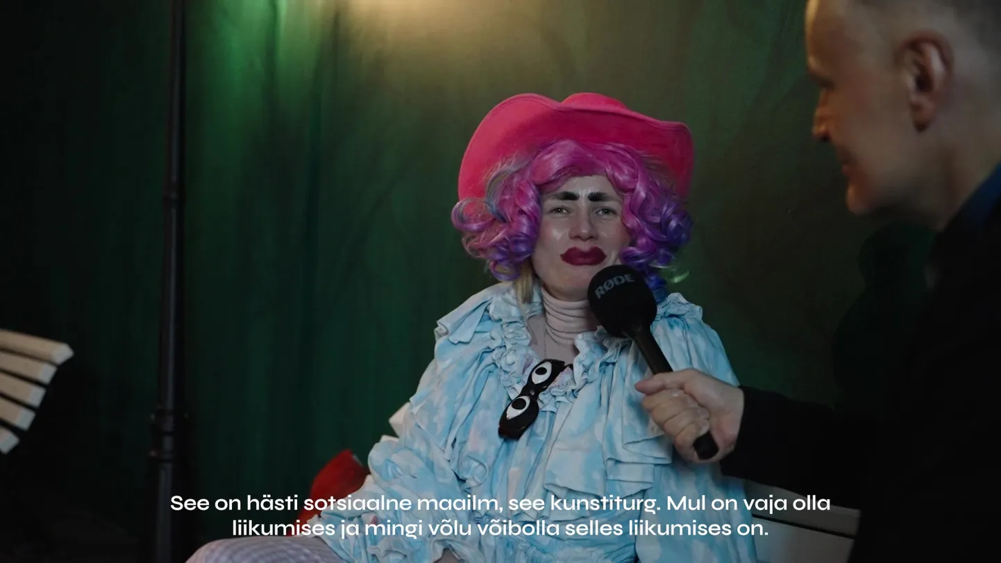 Neeme Raud intervjueerib Kris Lemsalu Donatella Privada rollis.