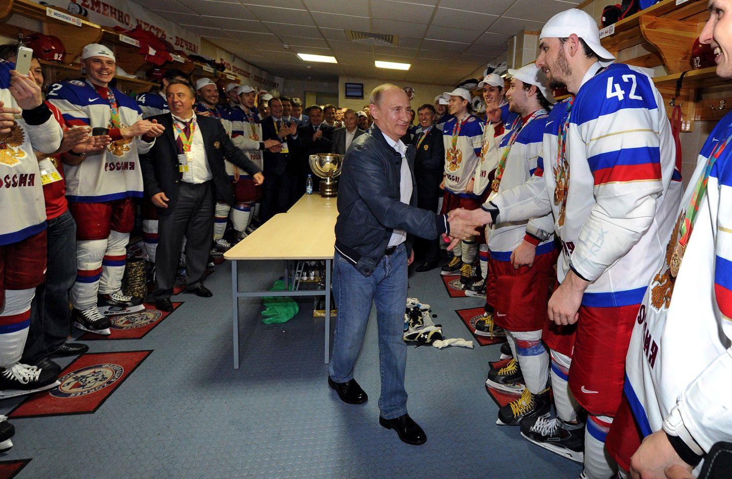 Vladimir Putin Venemaa jäähokikoondise mängijatel kätt surumas