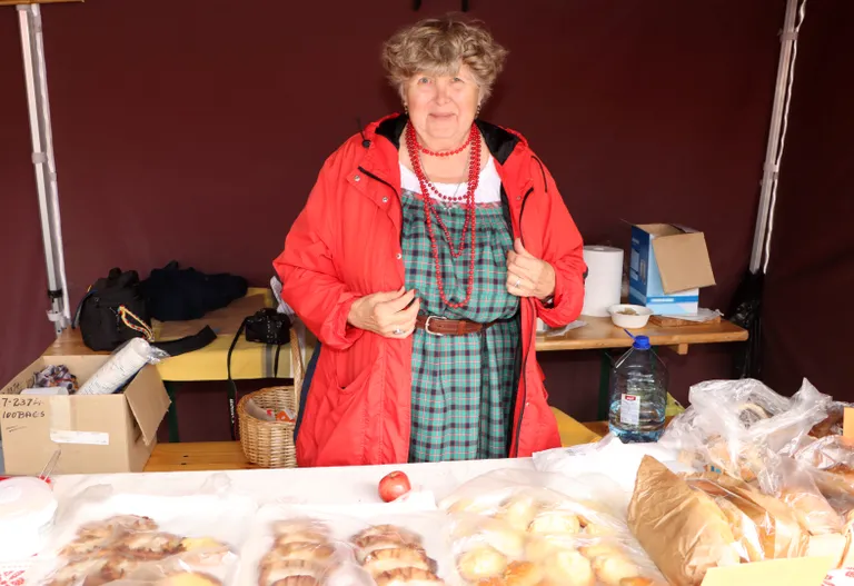Лидер ида-вируских ингерманландцев Майре Петрова на фестивале "Творческий котел" бойко торговала вкусностями, которые приготовили хозяйки из общества.
