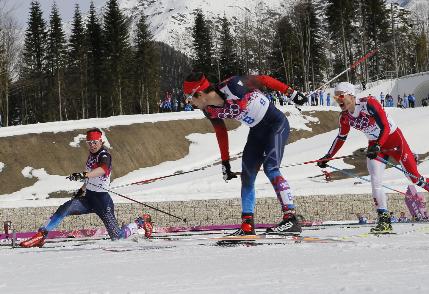 Maksim Võlegžanin (vasakul) on napilt edestamas Martin Johnsrud Sundbyd (paremal), Ilja Tšernousov (keskel) on end sõitnud pronksile.