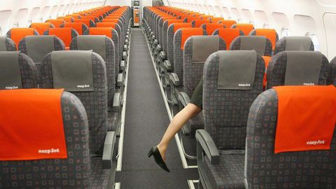 Видео: пьяная пара занялась сексом на борту самолета