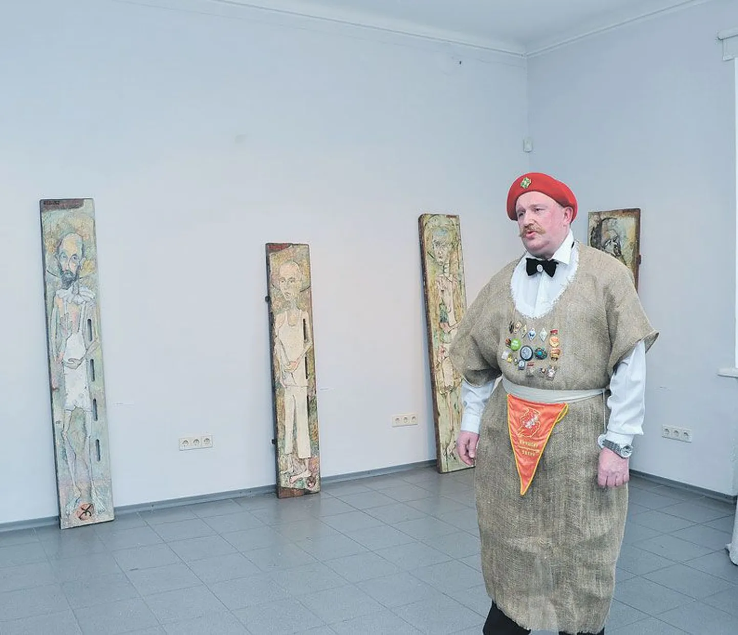 Kuzja Zverev avas näitust omapärases kostüümis.
