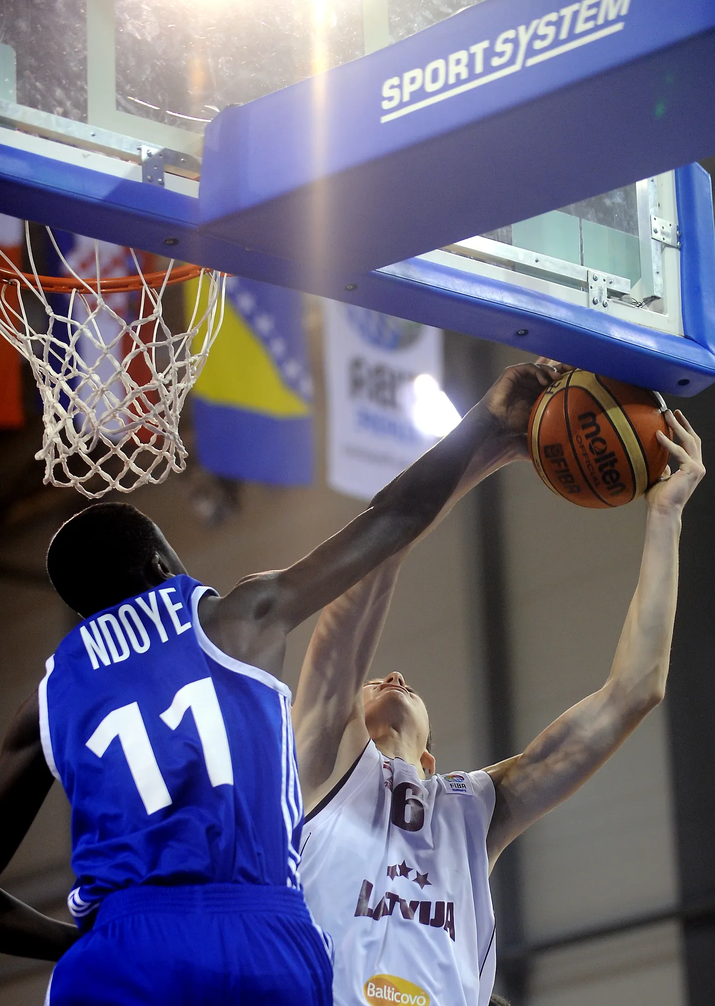 Latvijas U16 basketbola izlases spēlētājs Roberts Blumbergs (nr.6, balts) ar bumbu U-16 Eiropas čempionāta fināla spēlē Olimpiskajā sporta centrā, kurā tiekas Latvijas un Francijas U16 basketbola izlases.
