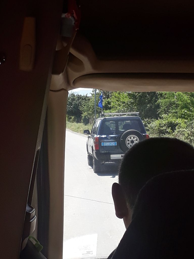 Starptautisko žurnālistu delegāciju slēgtajā zonā pavada ES pārraudzības misijas novērotāju džipi ar plīvojošiem ES karogiem.