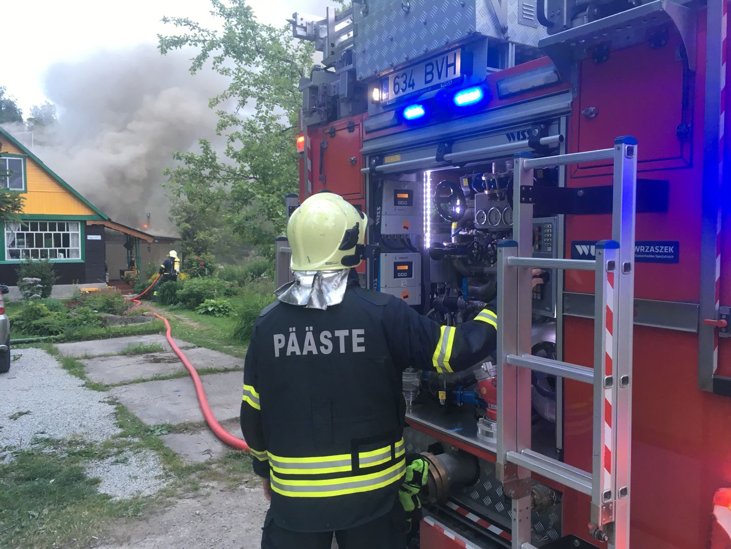 Спасатели тушат пожар в частном доме. (Фотоснимок иллюстративный)