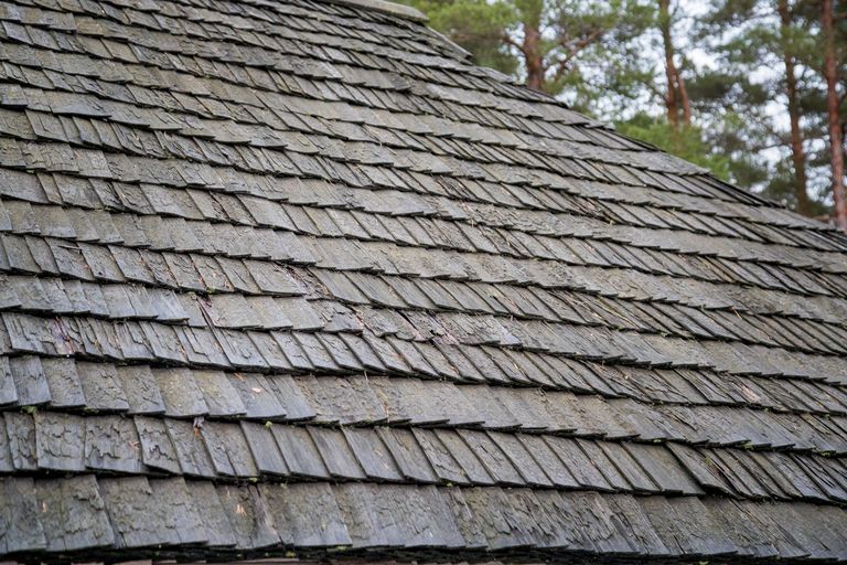 Sindelkatuse eelkäija - pakust löödud laastudest tehtud katus Vabaõhumuuseumis Sepa talus.