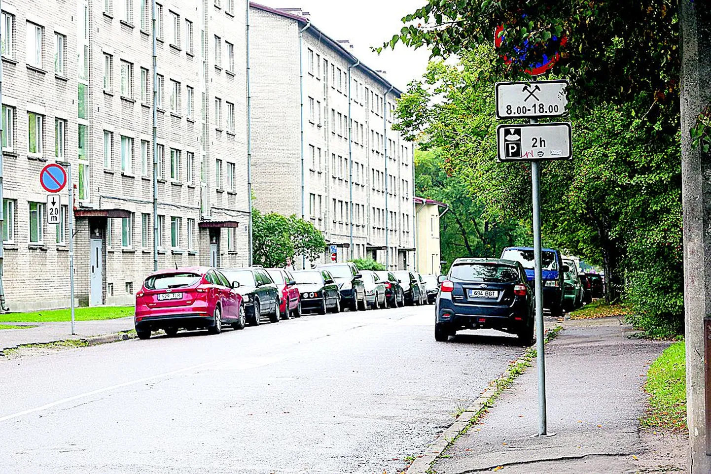 Tiigi tänav tasulise parkimise ala piiri taga on autodest tulvil, liiklusmärk lubab seal äripäeviti parkida kuni kaks tundi järjest, kauem ei või ka raha eest.