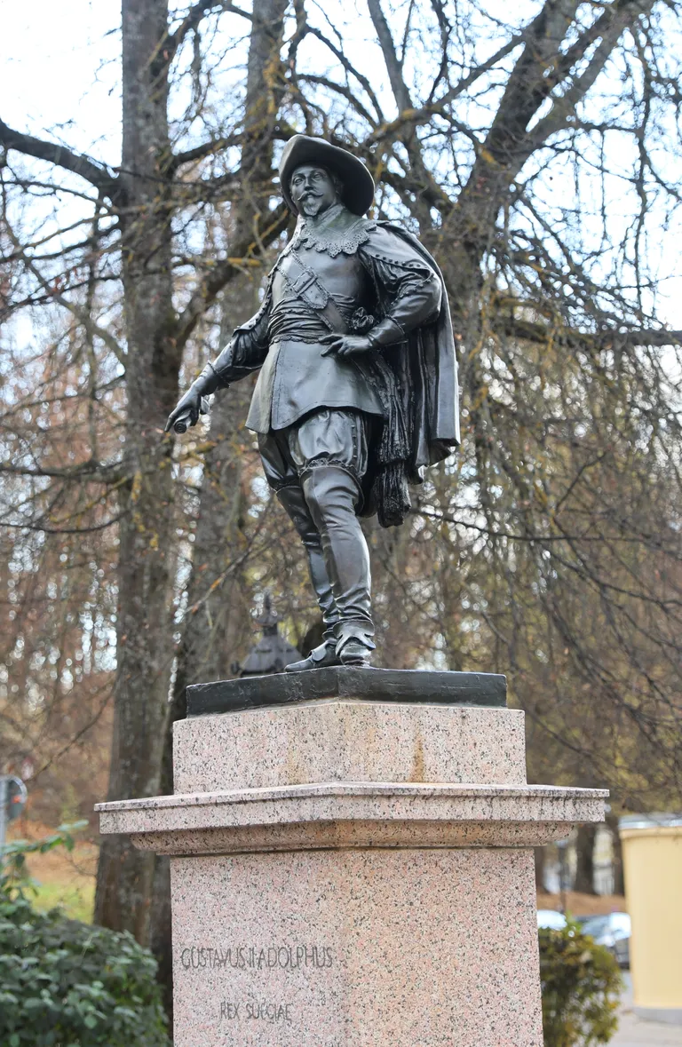 Rootsi kuninga Gustav II Adolfi kuju löödi Tartu ülikooli aastapäeva puhul läikima.