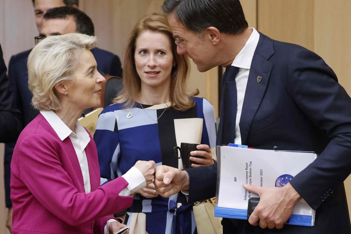 Председатель Еврокомиссии Урсула фон дер Ляйен, Кая Каллас и премьер Нидерландов Марк Рютте в октябре 2021 года.