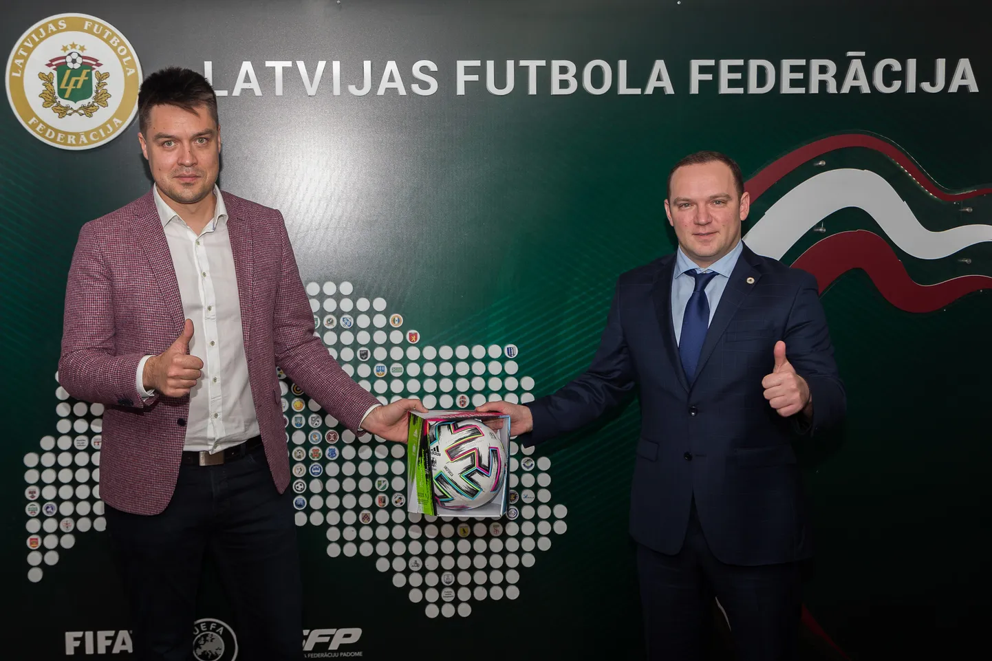 SIA "Arčers" valdes loceklis Mārtiņš Lāma un Latvijas Futbola federācijas prezidents Vadims Ļašenko