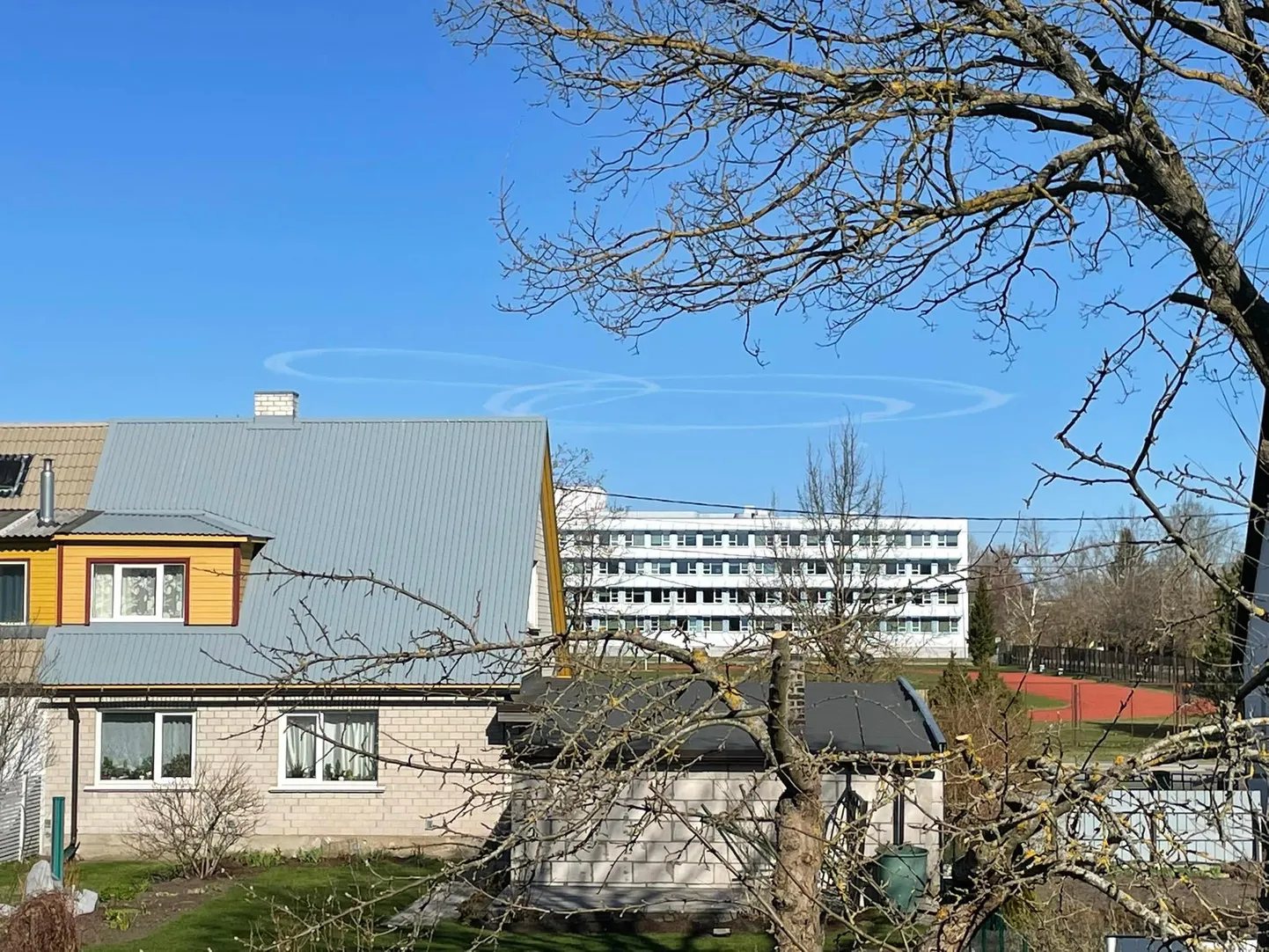 Pärnu kohal taevas olevad ringikujulised joonpilved ehk kondensjäljed.