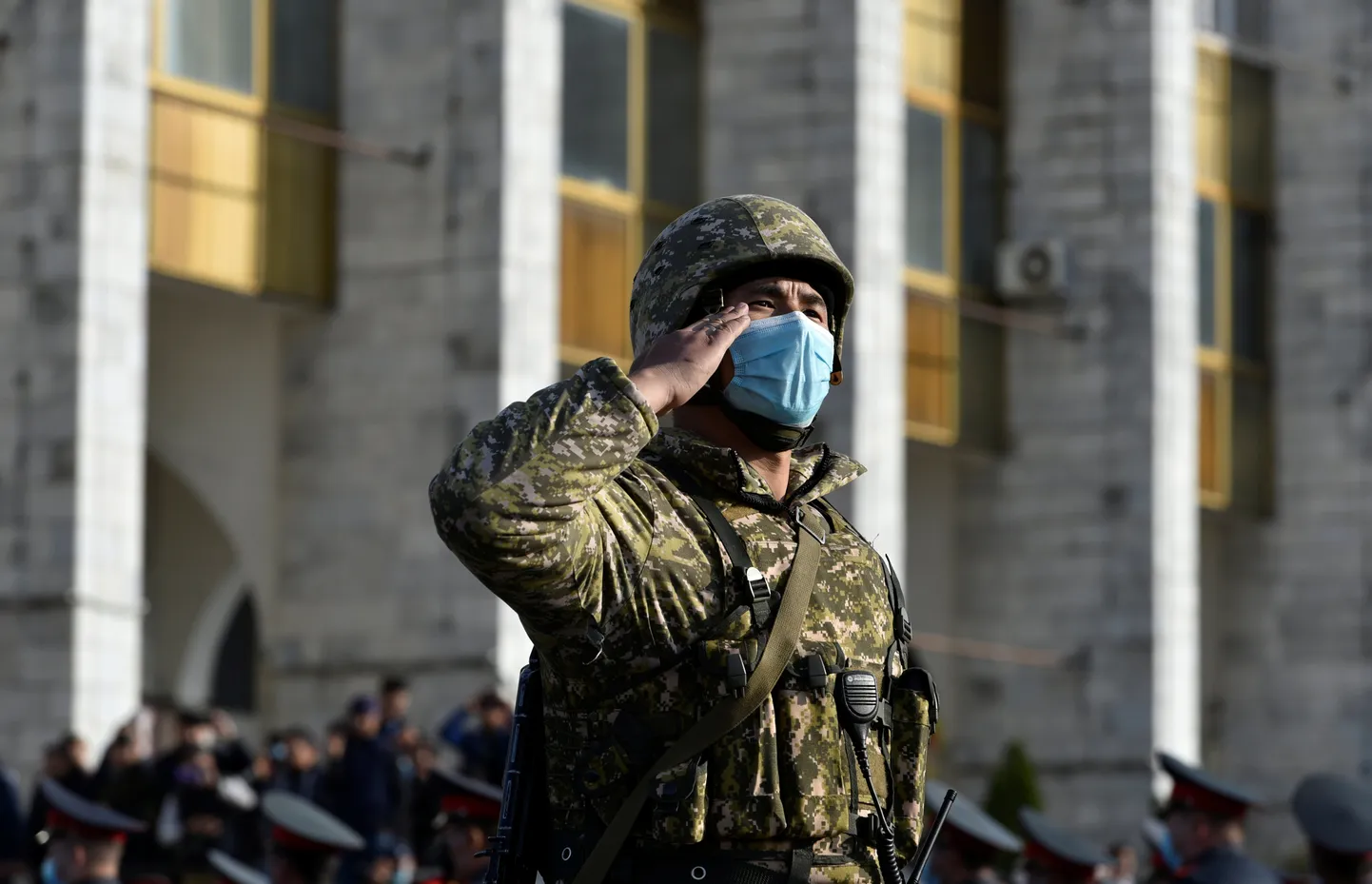 Военнослужащий Киргизских вооруженных сил отдает честь на площади Ала-Тоо после того, как президент Сооронбай Жээнбеков объявил в столице чрезвычайное положение и приказал разместить там войска
