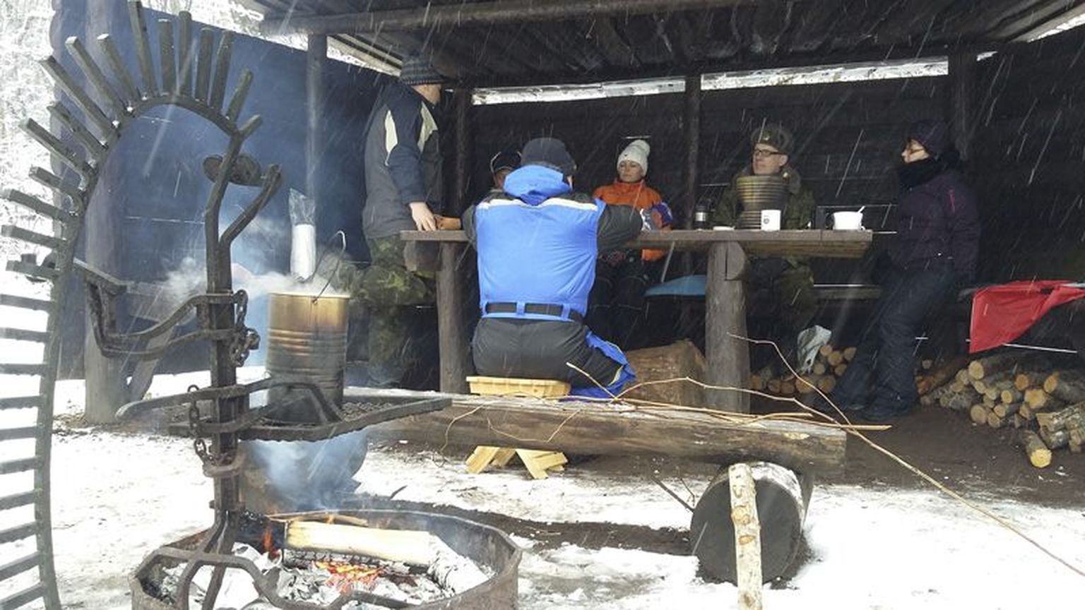 Juttu vestes kaitses lumesaju eest RMK lõkkeplatsi varjualune ja külma peletas ministri keedetud vaarikatee.