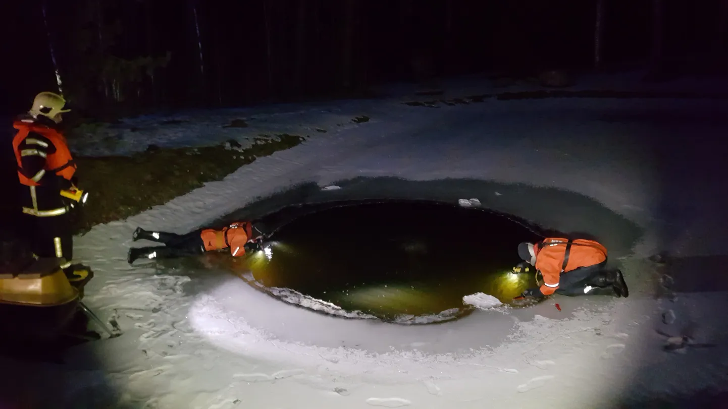 Päästjad otsisid Haagel läbi tiigijää vajunud inimest. Hiljem selgus, et tegemist oli valeinfoga.