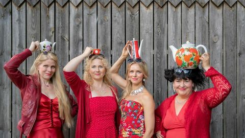 KUULA ⟩ Naised Köögis avaldasid päevakajalise loo «Suveöö unenägu»