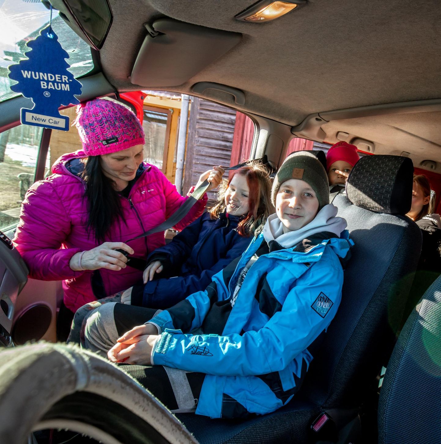 Häädemeeste vallas elav Birgit Ojamets sõidutab hoolimata kõrgest kütusehinnast hommikuti oma neli last kooli ja lasteaeda.