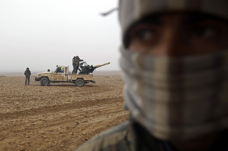 Kurdi ja araabia võitlejad Süürias Raqqa lähedal