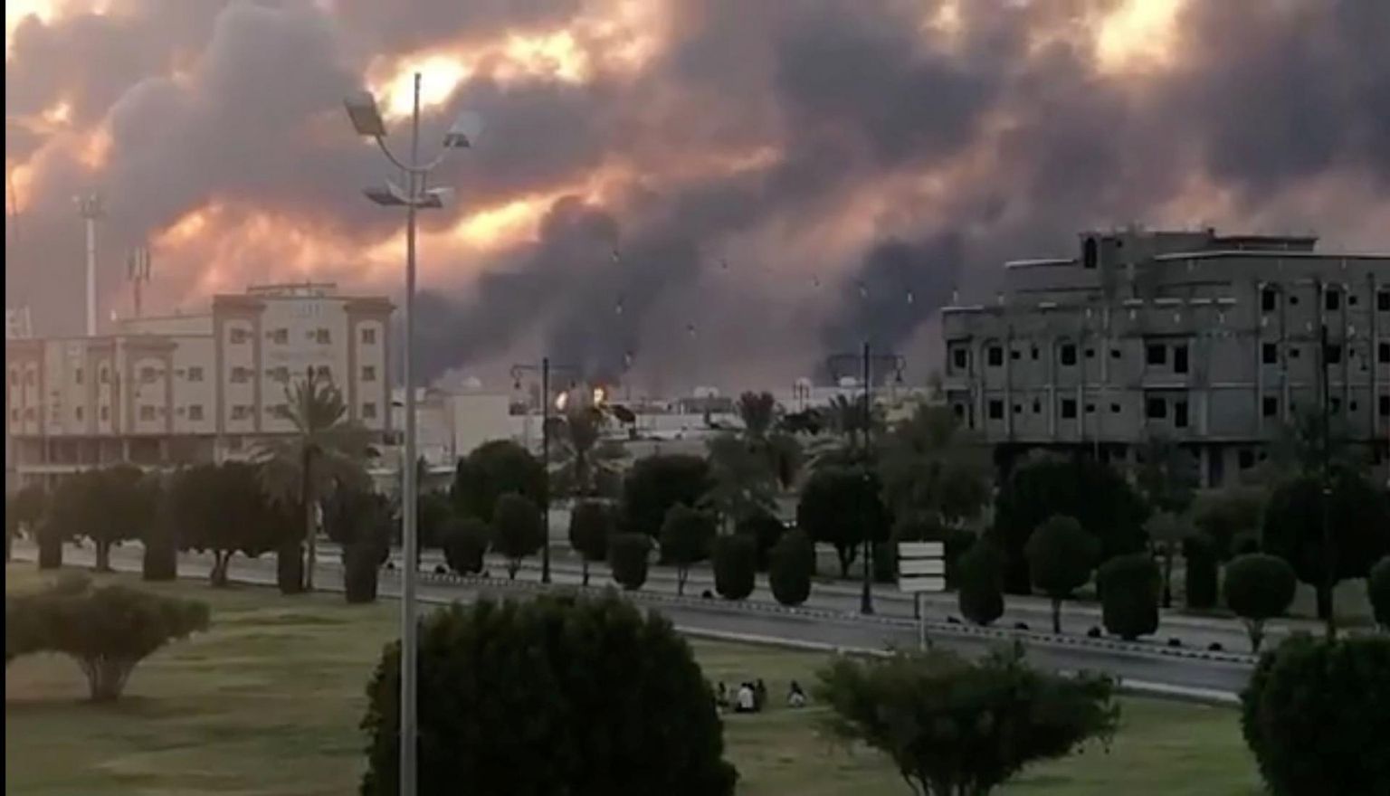 Abqaiqi linna taevas mattus laupäevase rünnaku järel paksu suitsu.  FOTO: Reuters / Scanpix
