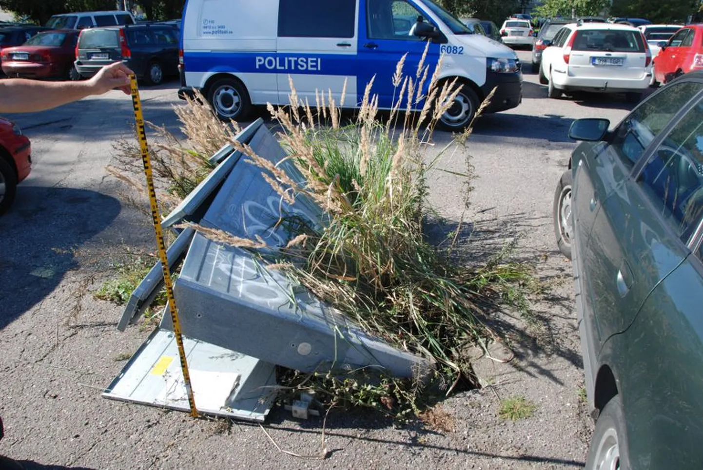Teiste õnnetuste kõrval uurib politsei ka juhtumit, kus seni kindlaks tegemata auto sõitis Tartus Raatuse tänava parklas puruks elektrikilbid.